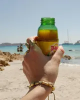 Anillo de diseño orgánico y macizo, realizado artesanalmente en bronce. Presenta una estructura abierta con dos piezas de forma irregular y textura rugosa.