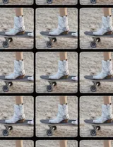 Bota corta de cuero color marrón, con taco de madera y punta cuadrada. Presenta una correa con hebilla alrededor del tobillo.