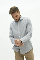 Camisa de manga larga para hombre, color blanco con rayas verticales finas en tonos grises y azules. Confeccionada en una mezcla de lino y algodón, de corte semi slim y logo bordado en el pecho.