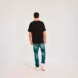 Remera gris jaspeado de manga corta con cuello redondo y logo de Caterpillar estampado en el pecho.