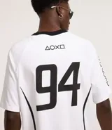Remera blanca de algodón con cuello redondo y manga corta. Estampado frontal con logo de Playstation y la frase "Play Has No Limits".