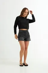 Sweatshirt azul marino de corte cropped y manga larga.