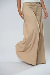 Pantalón de vestir color beige, de corte palazzo y tiro alto.