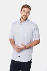 Camisa celeste y blanca a cuadros de manga corta con bolsillo en el pecho y logo bordado.