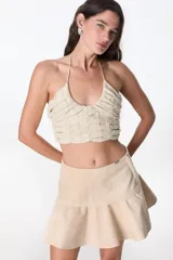 Minifalda marrón de cuero con volados en el ruedo.