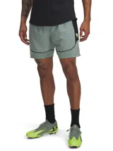 Short deportivo Under Armour Challenger color verde con paneles laterales negros y logo amarillo.