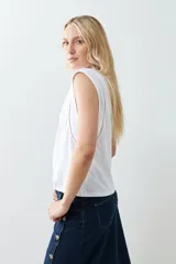 Musculosa verde agua con cuello redondo y sisas con detalle de vainillas.