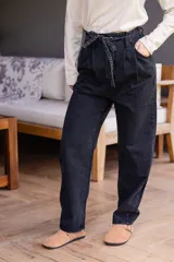 Pantalón de jean celeste de corte babucha con lazo ajustable en la cintura.