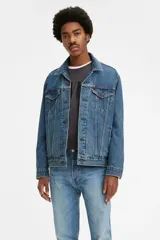 Campera de jean celeste de corte clásico, con cuello de punta, cierre frontal con botones metálicos, mangas largas con puños abotonados, bolsillos con solapa abotonados en el pecho y bolsillos laterales.