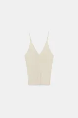 Top negro de punto con escote en pico y tirantes finos.