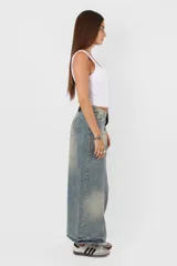 Top de microfibra color beige, sin mangas, tipo musculosa irregular con escote cuadrado y corte ajustado.