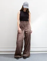 Pantalón wide leg de algodón y poliéster con estampado animal print. Cuenta con pretina ancha elastizada, broche interno, cierre y bolsillos delanteros.