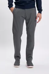 Pantalón gris oscuro de corte recto, con bolsillos laterales y traseros.