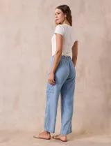 Pantalón cargo de lyocell color celeste, marca Zac & Rachel. Tiene pretina ancha elastizada con lazo, bolsillos laterales y corte wide.