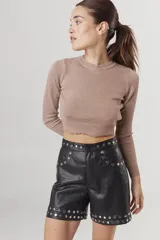 Short de cuero negro con tachas plateadas en cintura y ruedo.