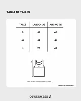 Musculosa negra de morley con corte ajustado.