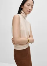Top gris de lana sin mangas con cuello alto.
