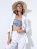 Blazer blanco de lino con cuello con solapa, bolsillos sastre y mangas fruncidas.