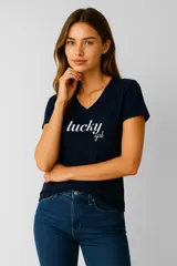 Remera azul marino de algodón con cuello en V y estampado frontal con la frase 'lucky girl' en color blanco.