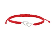 Pulsera de macramé rojo con diseño de dos corazones entrelazados en plata 925, ajustable.
