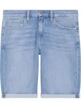 Short de jean celeste con dobladillo y corte slim. Diseño de cinco bolsillos, cierre con botón y cremallera.