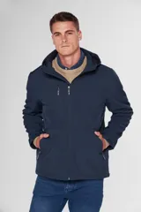 Campera negra de neopreno con interior de micropolar y capucha. Tiene bolsillos delanteros y en el pecho con cierre metálico personalizado.