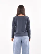 Remera azul piedra de manga larga con estampa de una mujer.