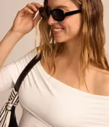 Blusa blanca con escote hombro a hombro y mangas 3/4.