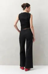 Pantalón de jean negro de corte recto y tiro medio.