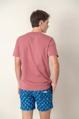 Remera lisa color rosa con logo bordado en el pecho, confeccionada en 100% algodón.