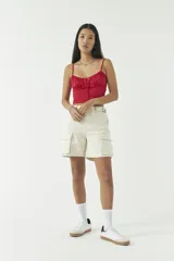 Musculosa roja con breteles finos y escote fruncido con lazo.