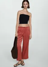Pantalón color ladrillo de tiro alto, corte recto y tejido satinado.