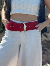 Faja ancha de cuero color rojo con hebilla plateada y ojales metálicos.