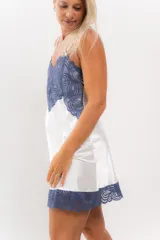 Camisón corto negro de satén con breteles finos y escote en V con puntilla blanca.