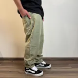 Pantalón jean color verde oliva, corte mom oversize.