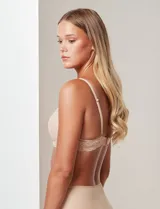 Soutien de micro tul y encaje color lila, marca Montelle. Bajo busto con aro y copa formada. Breteles fijos y de largo regulable. Abrocha detrás en tres posiciones.