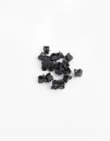 Set de 20 minibroches negros para el cabello, presentados en una bolsita plástica transparente con cierre y cadena metálica.