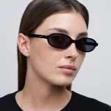 Gafas de sol con montura rectangular de bordes suaves, color negro, con lentes polarizadas color negro.