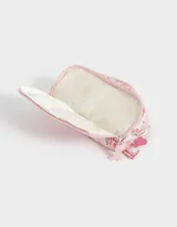 Cartuchera rectangular de tela estampada en tonos rosados, con cierre superior y tres divisiones internas.