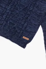Buzo tejido en lana merino en color azul, con diseño texturizado y corte clásico.
