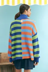 Sweater de algodón con cuello alto con cierre de cremallera y diseño a rayas horizontales multicolor.