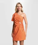 Vestido corto color naranja con textura geométrica, escote asimétrico con un hombro descubierto, manga corta abullonada y recorte en la cintura con lazo ajustable.