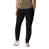 Pantalón jogger color marrón, con cintura elástica, bolsillos laterales y puños elásticos.