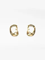 Pendientes de diseño irregular con textura martillada y acabado dorado. Presentan una forma orgánica y cierre de broche.