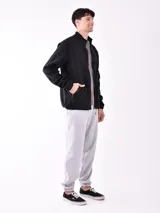 Campera negra de micropolar con cierre frontal y bolsillos laterales con cierre.