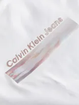 Remera blanca de corte slim con cuello redondo y estampado rectangular con el logo de Calvin Klein Jeans en el pecho.