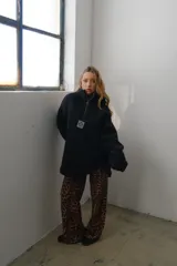 Pantalón de lanilla con estampado animal print.