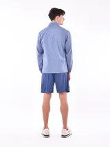 Campera azul con cuello mao y cierre frontal.