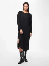 Vestido midi negro con estampado animal print, cuello redondo, mangas largas y tajo lateral.
