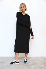 Vestido largo negro de tejido acanalado, con capucha y mangas largas.